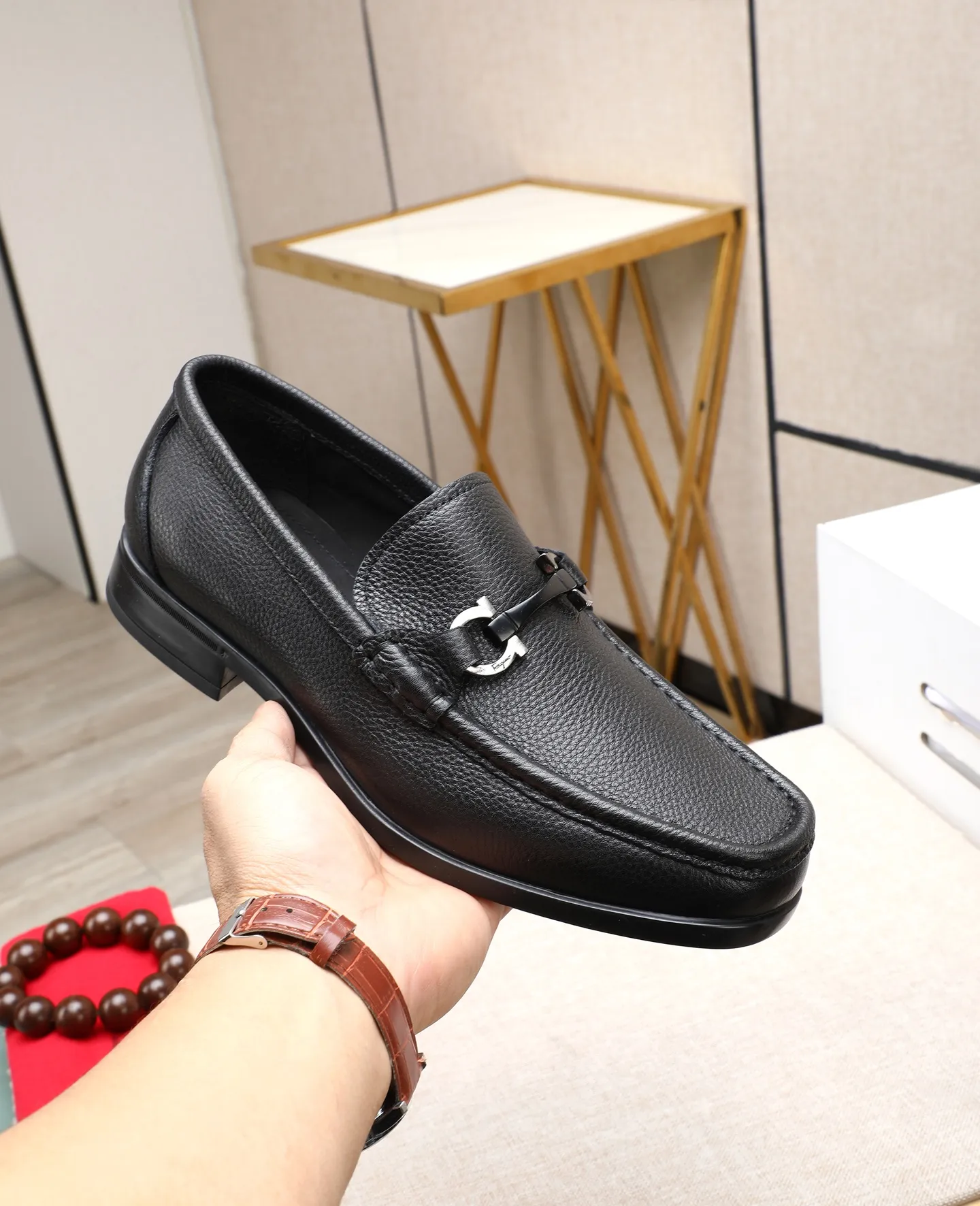 Men's clothing and shoes 💰700📛📛High-end goods! Salvatore Ferragamo is the world's top luxury footwear brand. It comes from Italy, the kingdom of fashion. It is famous all over the world for its traditional handmade design and novel styles... 🚶🏻🚶🏻 Top-quality suit shoes are sold simultaneously at the counter. This style is purely handmade. The fabric is imported Italian calfskin➕soft water-dyed cowhide lining. Specially available with original deep rubber outsole🌀🌀Size: 38➖44